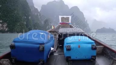 旅游木船与手提箱在多云天气在霍索国家公园，泰国。 慢动作。 3840x2160